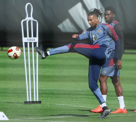 24.08.2026, FC Bayern Training, Fussball Muenchen, im Bild: Michael Olise (FC Bayern Muenchen) und Alphons Davies (FC Bayern Muenchen) *** August 24, 2026, FC Bayern Training, Soccer, Munich; pictured: Michael Olise of FC Bayern Munich and Alphons Davies of FC Bayern Munich