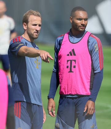 24.08.2026, FC Bayern Training, Fussball Muenchen, im Bild: Harry Kane (FC Bayern Muenchen) und Jonathan Tah (FC Bayern Muenchen) *** August 24, 2026, FC Bayern Training, Soccer, Munich; pictured: Harry Kane of FC Bayern Munich and Jonathan Tah of FC Bayern Munich