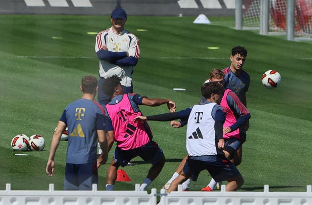 24.08.2026, FC Bayern Training, Fussball Muenchen, im Bild: Vincent Kompany (FC Bayern Muenchen) schaut auf Josip Stanisic (FC Bayern Muenchen), Nathaniel Brown (FC Bayern Muenchen), David Santos Daiber (FC Bayern Muenchen), Joshua Kimmich (FC Bayern Muenchen) und Aleksandar Pavlovic (FC Bayern Muenchen) *** August 24, 2026, FC Bayern Training, Soccer, Munich; pictured: Vincent Kompany of FC Bayern Munich looking at Josip Stanisic of FC Bayern Munich, Nathaniel Brown of FC Bayern Munich, David Santos Daiber of FC Bayern Munich, Joshua Kimmich of FC Bayern Munich, and Aleksandar Pavlovic of FC Bayern Munich