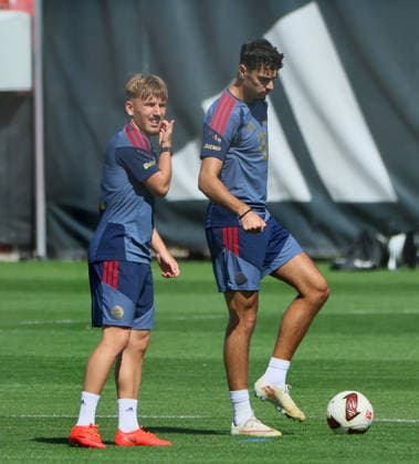 24.08.2026, FC Bayern Training, Fussball Muenchen, im Bild: Lennart Karl (FC Bayern Muenchen) und Aleksandar Pavlovic (FC Bayern Muenchen) *** August 24, 2026, FC Bayern Training, Soccer, Munich; pictured: Lennart Karl of FC Bayern Munich and Aleksandar Pavlovic of FC Bayern Munich