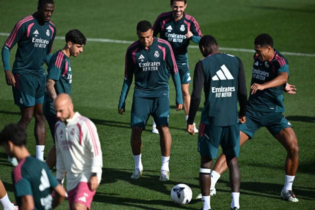 Real Madrid s training session MADRID, SPAIN - AUGUST 25: Jude Bellingham (R) and Kylian Mbappe (C) of Real Madrid takes part in a training session at the club s Valdebebas training facilities ahead of their La Liga match against Real Sociedad, on August 25, 2026 in Madrid, Spain. Burak Akbulut Anadolu Madrid Spain. Editorial use only. Please get in touch for any other usage.  Copyright: x2026xAnadoluxBurakxAkbulutx