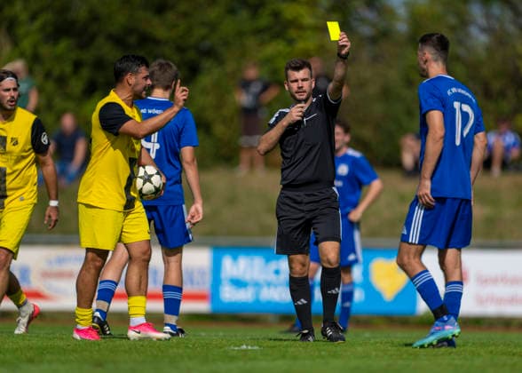 23.08.2026, Fussball Bezirksliga Schwaben Süd 2026 27, 6.Spieltag, FC Bad Wörishofen - FC Thalhofen, im Stadion Bad Wörishofen. 2.v.re: Schiedsrichter Patrick Höpfler zeigt Ilir Hajra (BAd Wörishofen) die gelbe Karte. li: Kevin Volland (Thalhofen) *** August 23, 2026, Soccer: Swabian South District League 2026–27, Matchday 6, FC Bad Wörishofen vs. FC Thalhofen, at Bad Wörishofen Stadium; 2nd from the right: Referee Patrick Höpfler shows Ilir Hajra (Bad Wörishofen) a yellow card; 1st from the left: Kevin Volland (Thalhofen)