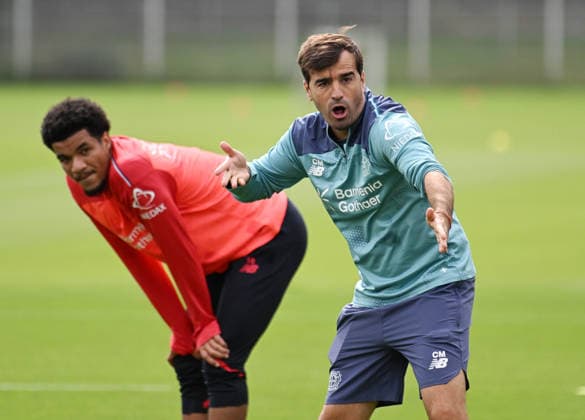 25.08.2026, xophax, Fussball 1.Bundesliga, Bayer 04 Leverkusen , Training , Saison 2026 2027. Trainer Carles Martinez ( Bayer 04 ) , rechts und Malik Tillmann , links ( Bayer 04 ) Leverkusen *** August 25, 2026, xophax, Soccer, Bundesliga 1, Bayer 04 Leverkusen, Practice, 2026–2027 Season, Coach Carles Martinez (Bayer 04), on the right, and Malik Tillmann (Bayer 04 Leverkusen), on the left