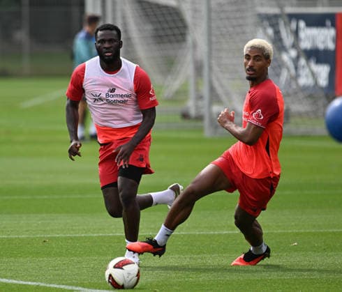 25.08.2026, xophax, Fussball 1.Bundesliga, Bayer 04 Leverkusen , Training , Saison 2026 2027. Victor Boniface ( Bayer 04 ) , links und Loic Bade , rechts ( Bayer 04 ) Leverkusen *** August 25, 2026, xophax, Soccer, Bundesliga 1, Bayer 04 Leverkusen, Practice, 2026–2027 Season: Victor Boniface (Bayer 04), left, and Loic Bade (Bayer 04 Leverkusen), right
