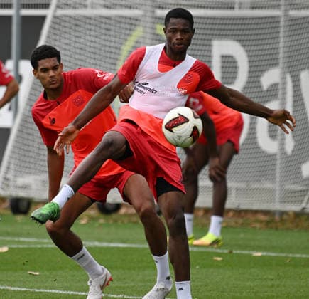 25.08.2026, xophax, Fussball 1.Bundesliga, Bayer 04 Leverkusen , Training , Saison 2026 2027. Jarell Quansah , links ( Bayer 04 ) und Christian Kofane , rechts ( Bayer 04 ) Leverkusen *** August 25, 2026, xophax, Soccer, Bundesliga 1, Bayer 04 Leverkusen, Training, 2026–2027 Season, Jarell Quansah (left, Bayer 04) and Christian Kofane (right, Bayer 04 Leverkusen)
