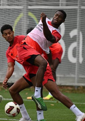 25.08.2026, xophax, Fussball 1.Bundesliga, Bayer 04 Leverkusen , Training , Saison 2026 2027. Jarell Quansah , links ( Bayer 04 ) und Christian Kofane , rechts ( Bayer 04 ) Leverkusen *** August 25, 2026, xophax, Soccer, Bundesliga 1, Bayer 04 Leverkusen, Training, 2026–2027 Season, Jarell Quansah (left, Bayer 04) and Christian Kofane (right, Bayer 04 Leverkusen)