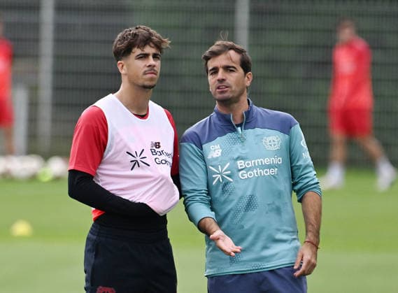 25.08.2026, xophax, Fussball 1.Bundesliga, Bayer 04 Leverkusen , Training , Saison 2026 2027. Trainer Carles Martinez ( Bayer 04 ) , rechts und Afonso Moreira , links ( Bayer 04) Leverkusen *** August 25, 2026, xophax, Soccer, Bundesliga 1, Bayer 04 Leverkusen, Practice, 2026–2027 Season, Coach Carles Martinez (Bayer 04), on the right, and Afonso Moreira (Bayer 04 Leverkusen), on the left