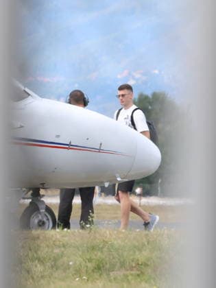 EXCLUSIVE Dominik Livakovic departs for Barcelona EXCLUSIVE Croatian goalkeeper Dominik Livakovic is seen at Zagreb Airport on August 25, 2026. as he departs for Barcelona to complete the final stages of his move to the club.  SanjinxStrukic PIXSELL