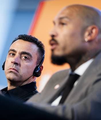 ZEIST - Spaniard Xavi Hernandez looks at Nigel de Jong, Director of Top Football at the KNVB, during his presentation as head coach of the Dutch national team, Nationalteam KOEN VAN WEEL ANP xVIxANPxSportx xxANPxIVx 566251554 originalFilename: 566251554.jpg
