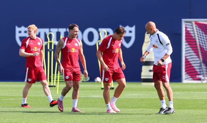 RB Leipzig - Training Bundesliga Leipzig, 25.08.2026, Trainingszentrum Cottaweg, Fußball Bundesliga , RB LEIPZIG - Training, Saisonvorbereitung zur Saison 2026 27 , IIm Bild: Willi Orban (4, RB Leipzig) betrachtet die Schuhe von Performance & Reha-Coach Robert Friedrich (re.). V.l.: Nicolas Seiwald, David Raumr, Willi Orban und Performance & Reha-Coach Robert Friedrich , *** RB Leipzig Training, Bundesliga, Leipzig, August 25, 2026, Cottaweg Training Center, Bundesliga Soccer, RB Leipzig Training, preseason preparation for the 2026–27 season, Pictured: Willi Orban (4), RB Leipzig players examine the shoes provided by Performance Rehab Coach Robert Friedrich; from left to right: Nicolas Seiwald, David Raumr, Willi Orban, and Performance Rehab Coach Robert Friedrich, Picture Point