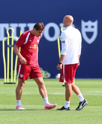 RB Leipzig - Training Bundesliga Leipzig, 25.08.2026, Trainingszentrum Cottaweg, Fußball Bundesliga , RB LEIPZIG - Training, Saisonvorbereitung zur Saison 2026 27 , IIm Bild: Willi Orban (4, RB Leipzig) betrachtet die Schuhe von Performance & Reha-Coach Robert Friedrich (re.). , *** RB Leipzig Training, Bundesliga, Leipzig, August 25, 2026, Cottaweg Training Center, Soccer, Bundesliga, RB LEIPZIG Training, Preseason Preparations for the 2026–27 Season, Pictured: Willi Orban 4, RB Leipzig examines the shoes of Performance Rehab Coach Robert Friedrich, Picture Point
