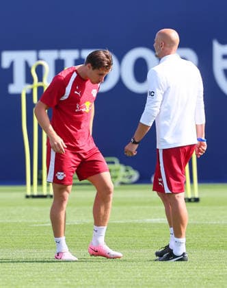 RB Leipzig - Training Bundesliga Leipzig, 25.08.2026, Trainingszentrum Cottaweg, Fußball Bundesliga , RB LEIPZIG - Training, Saisonvorbereitung zur Saison 2026 27 , IIm Bild: Willi Orban (4, RB Leipzig) betrachtet die Schuhe von Performance & Reha-Coach Robert Friedrich (re.). , *** RB Leipzig Training, Bundesliga, Leipzig, August 25, 2026, Cottaweg Training Center, Soccer, Bundesliga, RB LEIPZIG Training, Preseason for the 2026–27 Season, Pictured: Willi Orban 4, RB Leipzig examines the shoes of Performance Rehab Coach Robert Friedrich, Picture Point