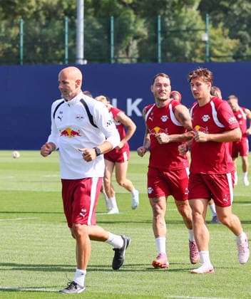 RB Leipzig - Training Bundesliga Leipzig, 25.08.2026, Trainingszentrum Cottaweg, Fußball Bundesliga , RB LEIPZIG - Training, Saisonvorbereitung zur Saison 2026 27 , Im Bild v.l.: Performance & Reha-Coach Robert Friedrich, David Raum (22, RB Leipzig) und Willi Orban (4, RB Leipzig) , *** RB Leipzig Training, Bundesliga, Leipzig, August 25, 2026, Cottaweg Training Center, Soccer, Bundesliga, RB LEIPZIG Training, Preseason for the 2026–27 Season, Pictured from left: Performance and Rehab Coach Robert Friedrich, David Raum ’22 (RB Leipzig), and Willi Orban ’4 (RB Leipzig), Picture Point