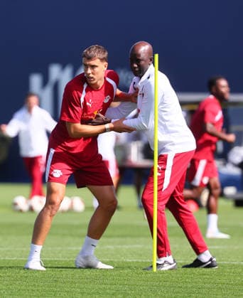 RB Leipzig - Training Bundesliga Leipzig, 25.08.2026, Trainingszentrum Cottaweg, Fußball Bundesliga , RB LEIPZIG - Training, Saisonvorbereitung zur Saison 2026 27 , Im Bild v.l.: Maxime Esteve und Babacar Baba N Diaye (RB Leipzig) , *** RB Leipzig Training, Bundesliga, Leipzig, August 25, 2026, Cottaweg Training Center, Soccer, Bundesliga, RB LEIPZIG Training, Preseason for the 2026–27 Season, Pictured from left: Maxime Esteve and Babacar Baba N. Diaye, RB Leipzig, Picture Point
