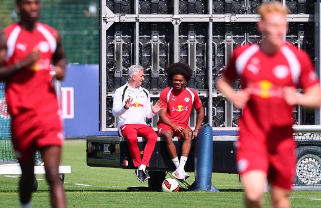 RB Leipzig - Training Bundesliga Leipzig, 25.08.2026, Trainingszentrum Cottaweg, Fußball Bundesliga , RB LEIPZIG - Training, Saisonvorbereitung zur Saison 2026 27 , Im Bild v.l.: Efthimios Kompodietas (RB Sportpsychloge) und Joyeux Masanka Bungi (RB Leipzig) , *** RB Leipzig Training, Bundesliga, Leipzig, August 25, 2026, Cottaweg Training Center, Bundesliga Soccer, RB LEIPZIG Training, Preseason Preparation for the 2026–27 Season, Pictured from left: Efthimios Kompodietas, RB sports psychologist, and Joyeux Masanka Bungi, RB Leipzig, Picture Point