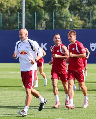 RB Leipzig - Training Bundesliga Leipzig, 25.08.2026, Trainingszentrum Cottaweg, Fußball Bundesliga , RB LEIPZIG - Training, Saisonvorbereitung zur Saison 2026 27 , Im Bild v.l.: Performance & Reha-Coach Robert Friedrich, David Raum (22, RB Leipzig) und Willi Orban (4, RB Leipzig) , *** RB Leipzig Training, Bundesliga, Leipzig, August 25, 2026, Cottaweg Training Center, Soccer, Bundesliga, RB Leipzig Training, Preseason for the 2026–27 Season, Pictured from left: Performance and Rehab Coach Robert Friedrich, David Raum ’22 (RB Leipzig), and Willi Orban ’4 (RB Leipzig), Picture Point