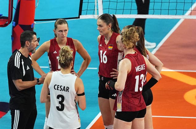 Hungary v Germany - CEV EuroVolley 2026 ISTANBUL, TURKIYE - AUGUST 25: Head coach Giulio Cesare Bregoli (L) of Germany gives tactics to his players during the CEV EuroVolley 2026 Women Group A match between Hungary and Germany at Sinan Erdem Sports Hall, on August 25, 2026 in Istanbul, Turkiye. Esra Bilgin Anadolu Istanbul Turkey. Editorial use only. Please get in touch for any other usage.  Copyright: x2026xAnadoluxEsraxBilginx