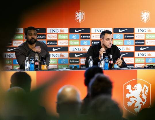 ZEIST - Spaniard Xavi Hernandez (R) during his presentation as head coach of the Dutch national team, Nationalteam KOEN VAN WEEL ANP xVIxANPxSportx xxANPxIVx 566252935 originalFilename: 566252935.jpg