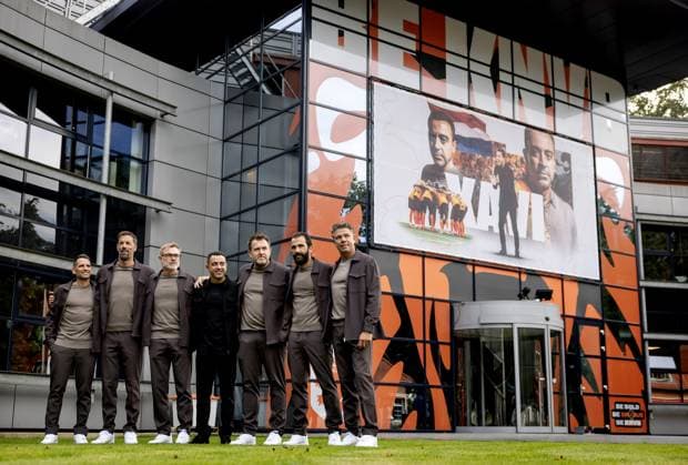 ZEIST - Spaniard Xavi Hernandez with his technical staff Ivan Torres, Ruud van Nistelrooij, Oscar Hernandez, Sergio Alegre, Adil Ramzi and Patrick Lodewijks (L-R) during his presentation as head coach of the Dutch national team, Nationalteam KOEN VAN WEEL ANP xVIxANPxSportx xxANPxIVx 566254115 originalFilename: 566254115.jpg