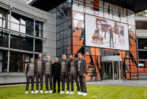 ZEIST - Spaniard Xavi Hernandez with his technical staff Ivan Torres, Ruud van Nistelrooij, Oscar Hernandez, Sergio Alegre, Adil Ramzi and Patrick Lodewijks (L-R) during his presentation as head coach of the Dutch national team, Nationalteam KOEN VAN WEEL ANP xVIxANPxSportx xxANPxIVx 566254125 originalFilename: 566254125.jpg