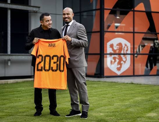 ZEIST - Spaniard Xavi Hernandez and Nigel de Jong, Director of Top Football at the KNVB, during the presentation of Hernandez as head coach of the Dutch national team, Nationalteam KOEN VAN WEEL ANP xVIxANPxSportx xxANPxIVx 566254219 originalFilename: 566254219.jpg