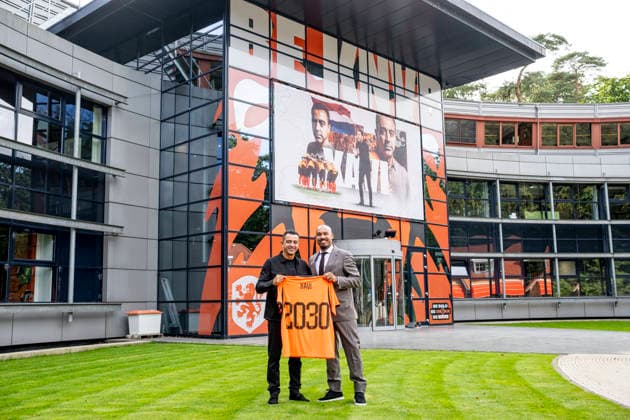 ZEIST (left to right) Xavi Hernandez, head coach of the Netherlands national team, Nationalteam and KNVB director Nigel de Jong during the press conference, PK, Pressekonferenz for Xavi Hernandez at the KNVB Campus on 25 August 2026 in Zeist, the Netherlands. (Photo by DeFodi Images) - *** ZEIST (from left to right): Xavi Hernandez, head coach of the Netherlands national team, and KNVB director Nigel de Jong during the press conference for Xavi Hernandez at the KNVB Campus on August 25, 2026, in Zeist, the Netherlands. Photo by DeFodi Images