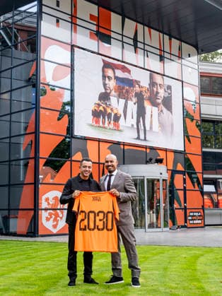 ZEIST (left to right) Xavi Hernandez, head coach of the Netherlands national team, Nationalteam and KNVB director Nigel de Jong during the Xavi Hernandez press conference, PK, Pressekonferenz at the KNVB Campus on 25 August 2026 in Zeist, the Netherlands. (Photo by DeFodi Images) - *** ZEIST (from left to right): Xavi Hernandez, head coach of the Netherlands national team, and KNVB director Nigel de Jong during Xavi Hernandez s press conference at the KNVB Campus on August 25, 2026, in Zeist, the Netherlands. Photo by DeFodi Images