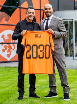 ZEIST (left to right) Xavi Hernandez, head coach of the Netherlands national team, Nationalteam and Nigel de Jong, director of the KNVB, during the press conference, PK, Pressekonferenz with Xavi Hernandez at the KNVB Campus on 25 August 2026 in Zeist, the Netherlands. (Photo by DeFodi Images) - *** ZEIST (from left to right): Xavi Hernandez, head coach of the Netherlands national team, and Nigel de Jong, director of the KNVB, during the press conference with Xavi Hernandez at the KNVB Campus on August 25, 2026, in Zeist, the Netherlands. Photo by DeFodi Images
