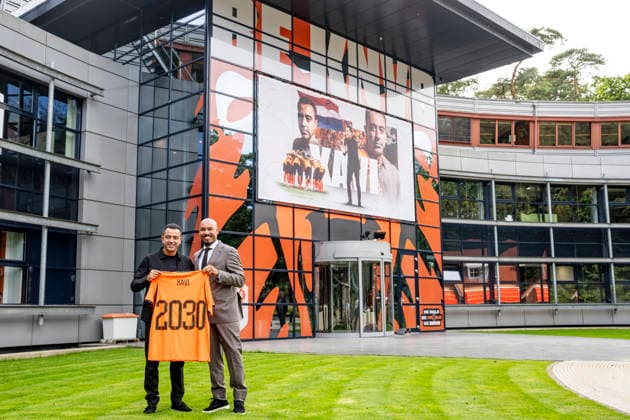 ZEIST (left to right) Xavi Hernandez, head coach of the Netherlands national team, Nationalteam and KNVB director Nigel de Jong during the press conference, PK, Pressekonferenz for Xavi Hernandez at the KNVB Campus on 25 August 2026 in Zeist, the Netherlands. (Photo by DeFodi Images) - *** ZEIST (from left to right): Xavi Hernandez, head coach of the Netherlands national team, and KNVB director Nigel de Jong during the press conference for Xavi Hernandez at the KNVB Campus on August 25, 2026, in Zeist, the Netherlands. Photo by DeFodi Images