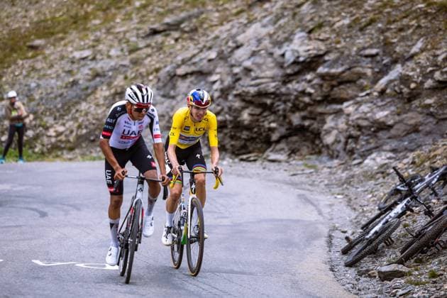 TOUR DE L AVENIR ETAPE 6 ARRIVEE AU COL DE LISERAN A VAL D ISERE PHOTOPQR LE DAUPHINE Louise RAYMOND ; Val-d Isère ; 25 08 2026 ; Val d Isère (Savoie) le 25 août 2026. Tour de l Avenir. Etape 6 avec l arrivée au col de l Iseran. Sur notre photo : Jan Jackowiak et Lorenzo Mark Finn (maillot jaune). Photo: Le Dauphiné Libéré Louise Raymond - Châtillon-sur-Cluses – Val d’Isère, 25 August 2026 — Riders compete during the sixth stage of the Tour de l’Avenir, a 149-kilometre mountain stage finishing at the Col de l’Iseran, at an altitude of 2,770 metres. Val-d Isère Savoie Rhône-Alpes France  Copyright: xPHOTOPQR LExDAUPHINE MAXPPPxLouisexRAYMONDx 20260825JDL0434 20260825JDL0434