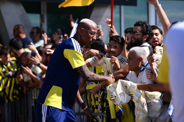 Fenerbahce arrives in Lyon LYON, FRANCE - AUGUST 25: Fenerbahce player Talisca arrives in Lyon with the team ahead of their UEFA Champions League play-off second-leg match against French side Olympique Lyon on August 26, 2026, in Lyon, France. Arif Hudaverdi Yaman Anadolu Lyon France. Editorial use only. Please get in touch for any other usage.  Copyright: x2026xAnadoluxArifxHudaverdixYamanx
