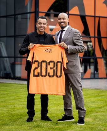 ZEIST - Spaniard Xavi Hernandez with Nigel de Jong (R) during his presentation as head coach of the Dutch national team, Nationalteam KOEN VAN WEEL ANP xVIxANPxSportx xxANPxIVx 566255713 originalFilename: 566255713.jpg