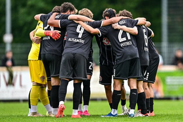 Totopokal 3. Runde 2026 27; 25.08.2026, TSV Landsberg vs. TSV Schwaben Spiele Kreis der Landsberger Kicker vor dem Beginn des Spiels, Totopokal 3. Runde 2026 27; 25.08.2026, TSV Landsberg vs. TSV Schwaben Augsburg; Sportzentrum Landsberg *** Totopokal Round 3, August 25, 2026, TSV Landsberg vs. TSV Schwaben; Landsberg players gathering before the start of the game, Totopokal Round 3, August 25, 2026, TSV Landsberg vs. TSV Schwaben, Augsburg Sports Center, Landsberg Copyright: xBEAUTIFULxSPORTS Märklx