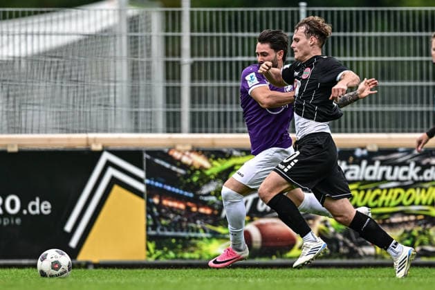 Totopokal 3. Runde 2026 27; 25.08.2026, TSV Landsberg vs. TSV Schwaben Harter Kampf um den Ball zwischen Levis Schaber (TSV Schwaben Augsburg, 30) und Leon Bucher (TSV 1882 Landsberg, 20) Totopokal 3. Runde 2026 27; 25.08.2026, TSV Landsberg vs. TSV Schwaben Augsburg; Sportzentrum Landsberg *** Totopokal Round 3, 2026-27, August 25, 2026, TSV Landsberg vs. TSV Schwaben: A fierce battle for the ball between Levis Schaber (TSV Schwaben Augsburg, 30) and Leon Bucher (TSV 1882 Landsberg, 20). Totopokal Round 3, August 25, 2026, TSV Landsberg vs. TSV Schwaben Augsburg, Landsberg Sports Center Copyright: xBEAUTIFULxSPORTS Märklx