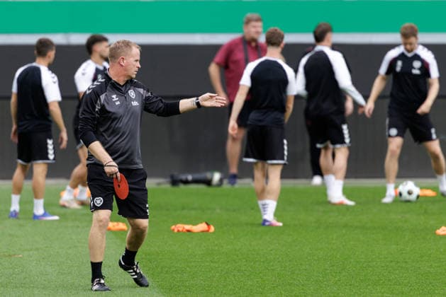 SOCCER - UEFA ECL, Rapid vs Hearts VIENNA,AUSTRIA,25.AUG.26 - SOCCER - UEFA Conference League, play-off, SK Rapid Wien vs Heart of Midlothian FC, preview, training Hearts. Image shows head coach Wouter Vrancken (Hearts) and the team of Hearts.  GEPAxpictures xArminxRauthner