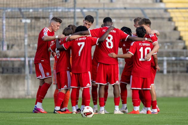 FC Bayern Amateure schwoeren sich ein, FC Bayern II vs. FC Memmingen, Fussball, Regionalliga Bayern, 5. Spieltag, 25.08.2026 DFB regulations prohibit any use of photographs as image sequences and or quasi-video Muenchen Bayern Deutschland *** FC Bayern Amateurs take their pre-game oath, FC Bayern II vs. FC Memmingen, Soccer, Bavarian Regional League, Matchday 5, August 25, 2026. DFB regulations prohibit any use of photographs as image sequences and or quasi-video. Munich, Bavaria, Germany Copyright: xkolbert-press UlrichxGamelx