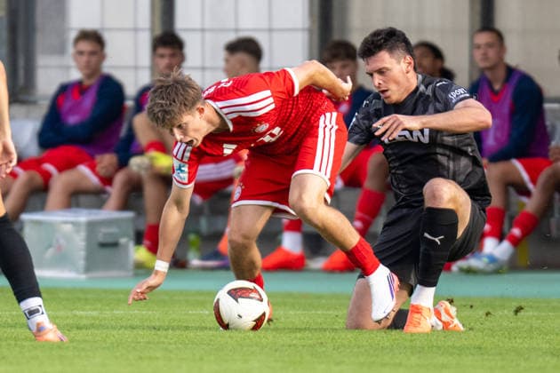Matous Srb 11 (FC Bayern Muenchen Amatuere) im Zweikampf, FC Bayern II vs. FC Memmingen, Fussball, Regionalliga Bayern, 5. Spieltag, 25.08.2026 DFB regulations prohibit any use of photographs as image sequences and or quasi-video Muenchen Bayern Deutschland *** Matous Srb 11, FC Bayern Munich Amateurs in a tackle; FC Bayern II vs. FC Memmingen, soccer, Bavarian Regional League, Matchday 5, August 25, 2026. DFB regulations prohibit any use of photographs as image sequences and or quasi-video. Munich, Bavaria, Germany Copyright: xkolbert-press UlrichxGamelx