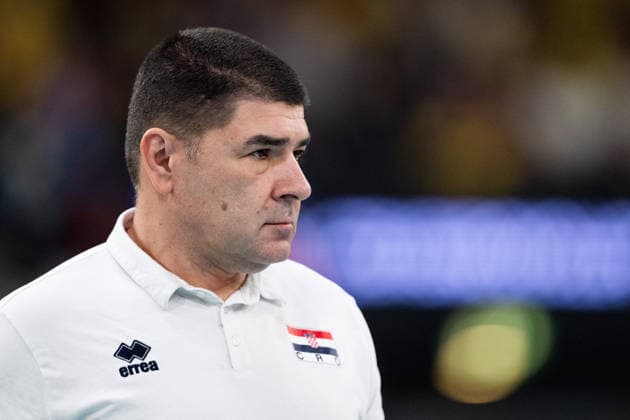 260825 Head coach Igor Arbutina of Croatia during the CEV EuroVolley 2026 group stage volleyball match between Sweden and Croatia on August 25, 2026 in Gothenburg. Photo: Mathias Bergeld BILDBYRAN kod MB MB1406 volleyboll volleyball cev eurovolley 2026 volleyboll-em sverige croatia sweden day 5 dam bbeng kroatien women kvinner *** 260825 Head coach Igor Arbutina of Croatia during the CEV EuroVolley 2026 group stage volleyball match between Sweden and Croatia on August 25, 2026 in Gothenburg. Photo by Mathias Bergeld, BILDBYRAN. Code: MB MB1406. volleyball, CEV EuroVolley 2026, European Volleyball Championship, Sweden, Croatia, Day 5, women s volleyball  Copyright: MATHIASxBERGELD BB260825MB015