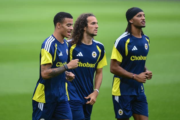 Ahead of Fenerbahce v Olympique Lyon - UEFA Champions League LYON, FRANCE - AUGUST 25: Matteo Guendouzi (C), Mason Greenwood (L) and Archie Brown (R) of Fenerbahce take part in the training session at Groupama Stadium ahead of the UEFA Champions League play-off second-leg match against French side Olympique Lyon on August 26, 2026, in Lyon, France. Arif Hudaverdi Yaman Anadolu Lyon France. Editorial use only. Please get in touch for any other usage.  Copyright: x2026xAnadoluxArifxHudaverdixYamanx