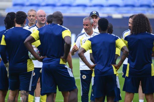 Ahead of Fenerbahce v Olympique Lyon - UEFA Champions League LYON, FRANCE - AUGUST 25: Fenerbahce head coach Ismail Kartal (C) leads a training session at Groupama Stadium ahead of the UEFA Champions League play-off second-leg match against French side Olympique Lyon on August 26, 2026, in Lyon, France. Arif Hudaverdi Yaman Anadolu Lyon France. Editorial use only. Please get in touch for any other usage.  Copyright: x2026xAnadoluxArifxHudaverdixYamanx