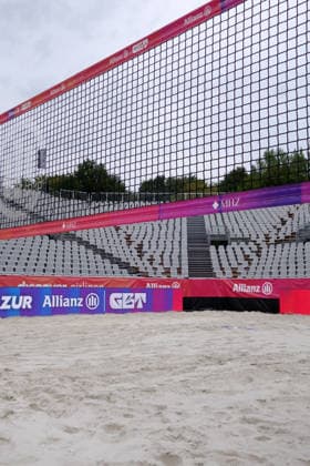 25.08.2026 Dortmund, Ruhrgebiet, NRW, Die Deutschen Beachvolleyball-Meisterschaften finden zum ersten Mal in Dortmund statt. Die Vorbereitungen sind fast abgeschlossen der Center Court bietet Sitzplätze für 6500 Besucher, auf zwei weiteren Plätzen, den Side Courts, werden die Vorrunden ausgespielt. Nach 33 Jahren ist die Veranstaltung vom Timmendorfer Strand ins Ruhrgebiet, in den Revierpark Wischlingen gezogen. Die Meisterschaft läuft vom 27. bis 30. August. *** August 25, 2026, Dortmund, Ruhr Region, North Rhine-Westphalia: The German Beach Volleyball Championships are being held in Dortmund for the first time. Preparations are nearly complete; Center Court offers seating for 6,500 spectators, and the preliminary rounds will be played on two additional courts, the side courts. After 33 years, the event has moved from Timmendorfer Strand to the Ruhr region, specifically to Revierpark Wischlingen. The championship runs from August 27 to 30.
