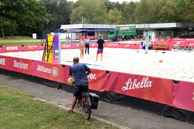 25.08.2026 Dortmund, Ruhrgebiet, NRW, Die Deutschen Beachvolleyball-Meisterschaften finden zum ersten Mal in Dortmund statt. Die Vorbereitungen sind fast abgeschlossen der Center Court bietet Sitzplätze für 6500 Besucher, auf zwei weiteren Plätzen, den Side Courts, werden die Vorrunden ausgespielt. Nach 33 Jahren ist die Veranstaltung vom Timmendorfer Strand ins Ruhrgebiet, in den Revierpark Wischlingen gezogen. Die Meisterschaft läuft vom 27. bis 30. August. Ertse Spiekerinnentrainieren auf einem der Side Courts. *** August 25, 2026, Dortmund, Ruhr Region, North Rhine-Westphalia: The German Beach Volleyball Championships are being held in Dortmund for the first time. Preparations are nearly complete; Center Court offers seating for 6,500 spectators, and the preliminary rounds will be played on two additional courts, the side courts. After 33 years, the event has moved from Timmendorfer Strand to the Ruhr region, specifically to Revierpark Wischlingen. The championship runs from August 27 to 30. The women’s players are practicing on one of the side courts