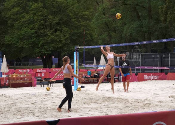 25.08.2026 Dortmund, Ruhrgebiet, NRW, Die Deutschen Beachvolleyball-Meisterschaften finden zum ersten Mal in Dortmund statt. Die Vorbereitungen sind fast abgeschlossen der Center Court bietet Sitzplätze für 6500 Besucher, auf zwei weiteren Plätzen, den Side Courts, werden die Vorrunden ausgespielt. Nach 33 Jahren ist die Veranstaltung vom Timmendorfer Strand ins Ruhrgebiet, in den Revierpark Wischlingen gezogen. Die Meisterschaft läuft vom 27. bis 30. August. Ertse Spiekerinnentrainieren auf einem der Side Courts. *** August 25, 2026, Dortmund, Ruhr Region, North Rhine-Westphalia: The German Beach Volleyball Championships are being held in Dortmund for the first time. Preparations are nearly complete; Center Court offers seating for 6,500 spectators, and the preliminary rounds will be played on two additional courts, the side courts. After 33 years, the event has moved from Timmendorfer Strand to the Ruhr region, specifically to Revierpark Wischlingen. The championship runs from August 27 to 30. The women’s players are practicing on one of the side courts