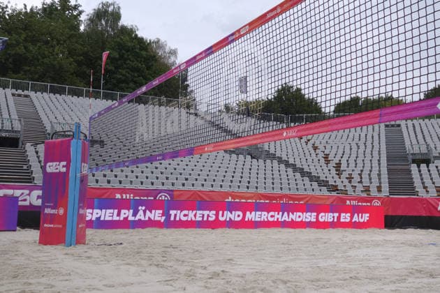 25.08.2026 Dortmund, Ruhrgebiet, NRW, Die Deutschen Beachvolleyball-Meisterschaften finden zum ersten Mal in Dortmund statt. Die Vorbereitungen sind fast abgeschlossen der Center Court bietet Sitzplätze für 6500 Besucher, auf zwei weiteren Plätzen, den Side Courts, werden die Vorrunden ausgespielt. Nach 33 Jahren ist die Veranstaltung vom Timmendorfer Strand ins Ruhrgebiet, in den Revierpark Wischlingen gezogen. Die Meisterschaft läuft vom 27. bis 30. August. *** August 25, 2026, Dortmund, Ruhr Region, North Rhine-Westphalia: The German Beach Volleyball Championships are being held in Dortmund for the first time. Preparations are nearly complete; the Center Court offers seating for 6,500 spectators, and the preliminary rounds will be played on two additional courts, the side courts. After 33 years, the event has moved from Timmendorfer Strand to the Ruhr region, specifically to Revierpark Wischlingen. The championship runs from August 27 to 30.
