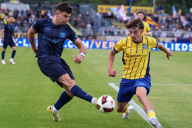 Deutschland: Regionalliga Nordost 2026 2027, 6. Spieltag, 1.FC Lokomotive Leipzig - Chemnitzer FC, Bruno-Plache-Stadion (Leipzig): Zweikampf von Maurizio Grimaldi (Chemnitzer FC, 23) und Arne Rühlemann Ruehlemann (1. FC Lokomotive Leipzig, 24) *** Germany Northeast Regional League 2026–2027, Matchday 6, 1 FC Lokomotive Leipzig vs. Chemnitzer FC, Bruno Plache Stadium, Leipzig; a tackle by Maurizio Grimaldi (Chemnitzer FC, No. 23) and Arne Rühlemann (1 FC Lokomotive Leipzig, No. 24) Copyright: xx