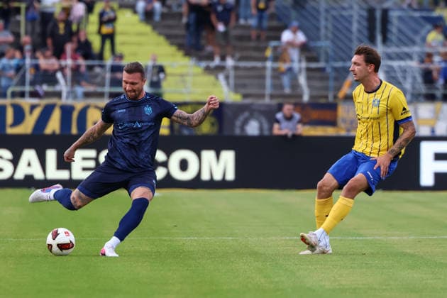 Deutschland: Regionalliga Nordost 2026 2027, 6. Spieltag, 1.FC Lokomotive Leipzig - Chemnitzer FC, Bruno-Plache-Stadion (Leipzig): Jan Löhmannsröben Loehmannsroeben (Chemnitzer FC, 4) am Ball *** Germany Regionalliga Northeast 2026–2027, Matchday 6, 1 FC Lokomotive Leipzig vs. Chemnitzer FC, Bruno Plache Stadium, Leipzig, Jan Löhmannsröben (Loehmannsroeben), Chemnitzer FC, 4 am Ball Copyright: xLucasxWalterx