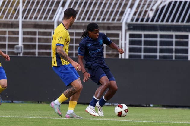 Deutschland: Regionalliga Nordost 2026 2027, 6. Spieltag, 1.FC Lokomotive Leipzig - Chemnitzer FC, Bruno-Plache-Stadion (Leipzig): Ken Tchouankeu (Chemnitzer FC, 20) am Ball *** Germany Regional League Northeast 2026–2027, Matchday 6, 1 FC Lokomotive Leipzig vs. Chemnitzer FC, Bruno Plache Stadium, Leipzig; Ken Tchouankeu (Chemnitzer FC), 20 on the ball Copyright: xLucasxWalterx