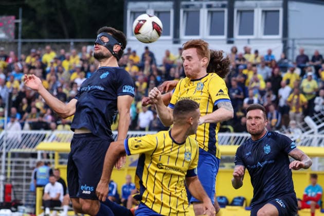 Deutschland: Regionalliga Nordost 2026 2027, 6. Spieltag, 1.FC Lokomotive Leipzig - Chemnitzer FC, Bruno-Plache-Stadion (Leipzig): Roman Eppendorfer (Chemnitzer FC, 25) und Lukas Wilton (1. FC Lokomotive Leipzig, 5) im Duell *** Germany Regional League Northeast 2026–2027, Matchday 6, 1 FC Lokomotive Leipzig vs. Chemnitzer FC, Bruno Plache Stadium, Leipzig: Roman Eppendorfer (Chemnitzer FC, No. 25) and Lukas Wilton (1 FC Lokomotive Leipzig, No. 5) face off Copyright: xLucasxWalterx