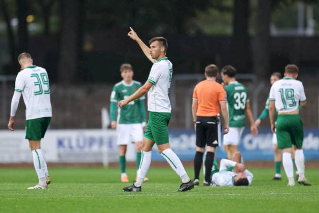25.08.2026, Herren, Fussball, Saison 2026 2027, Bayerischer Totopokal, Achtelfinale: 1. FC Schweinfurt 1905 - VfB Eichstaett Bastian Bösl ( 5, VfB Eichstätt) gestikuliert, Arme, Hände, Gestik Schweinfurt Sachs-Stadion Bayern Deutschland *** August 25, 2026, Men s Soccer, 2026–2027 Season, Bavarian Toto Cup, Round of 16: 1 FC Schweinfurt 1905 vs. VfB Eichstätt; Bastian Bösl 5, VfB Eichstätt gesturing, arms, hands, gestures; Schweinfurt, Sachs Stadium, Bavaria, Germany
