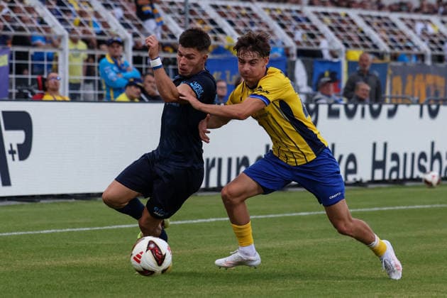 Deutschland: Regionalliga Nordost 2026 2027, 6. Spieltag, 1.FC Lokomotive Leipzig - Chemnitzer FC, Bruno-Plache-Stadion (Leipzig): Zweikampf von Maurizio Grimaldi (Chemnitzer FC, 23) und Arne Rühlemann Ruehlemann (1. FC Lokomotive Leipzig, 24) *** Germany Regionalliga Northeast 2026–2027, Matchday 6, 1 FC Lokomotive Leipzig vs. Chemnitzer FC, Bruno Plache Stadium, Leipzig: A tackle by Maurizio Grimaldi (Chemnitzer FC, 23) and Arne Rühlemann (1 FC Lokomotive Leipzig, 24) Copyright: xx